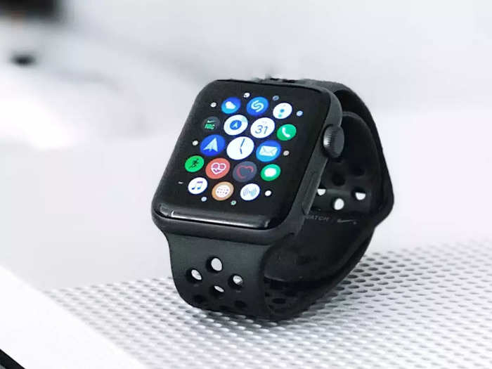 दबाकर ऑर्डर की जा रही हैं ये Smartwatches, क्योंकि कीमत है 500 रुपये से कम