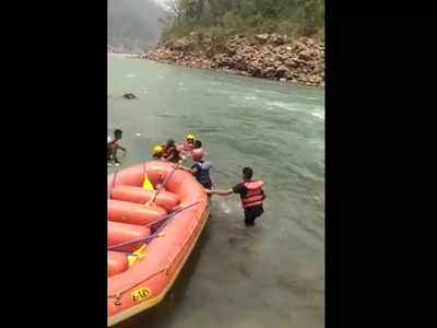 Rishikesh News: राफ्टिंग के दौरान नदी में गिरी लड़कियों के लिए देवदूत बने सेना के जवान, ऐसे बचाई जान 