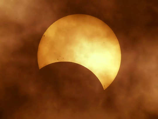 Surya Grahan 2022: दुर्लभ ब्लैक मून ने सूर्य पर लगाया ग्रहण, चांद की परछाई से ढंक गए ये देश 
