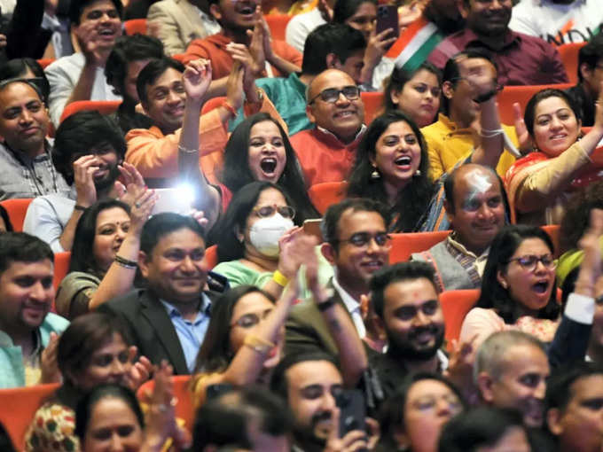 Narendra Modi videsh yatra pm speech to indian community in germany: मोदी  वन्स मोर.. जर्मनी में बोल रहे थे PM मोदी, जोश में '2024' के नारे लगाने लगे  सुनने वाले, देखिए -