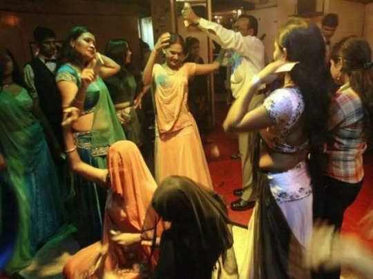 Dance Bar : नवी मुंबईत लेडीज बारवर पोलिसांचा छापा; १२ बारबालांसह एकूण १८ जण ताब्यात 