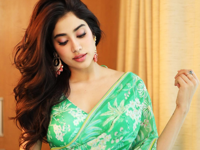janhvi kapoor green saree looks photos pics: janhvi kapoor looks super gorgeous in floral green saree boney kapoor comment see viral photos - जान्हवी कपूर का इतना सुंदर लुक आया सामने, पलके