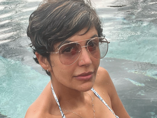 Mandira Bedi shares her pool pictures in bikini - दोस्त के साथ बिकिनी में पूल में नजर आईं मंदिरा बेदी, नाक में घुसा दी उंगली - Navbharat Times