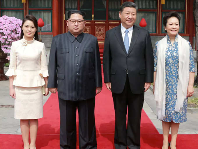 ​किम जोंग की पत्‍नी पहनती हैं स्‍कर्ट-ब्‍लाउज