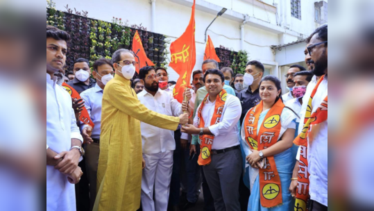 शिंदे पिता-पुत्रांचे डावपेच, मनसेच्या दोन माजी नगरसेवकांच्या हाती शिवसेनेचा भगवा