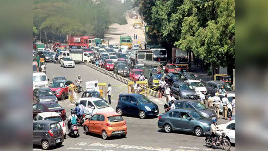 महामार्गावर अभूतपूर्व वाहतूक कोंडी