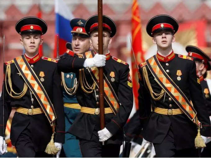 मॉस्को की सड़कों पर तैयारी कर रही सेना