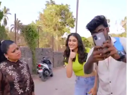 sara ali khan is singing songs clicking selfies in exchange for money on street the khatra khatra show watch video- सारा अली खान को आई पैसों की तंगी, सड़क पर गा रही