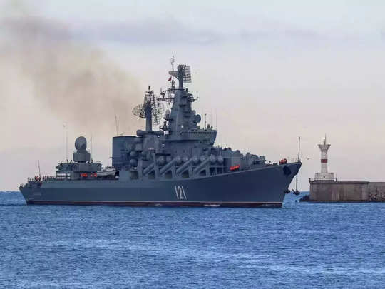 रूस के काला सागर जहाजी बेड़े के मुख्यालय में विस्फोट, छह लोग घायल -  explosion at russia's black sea fleet headquarters injures six - Navbharat  Times