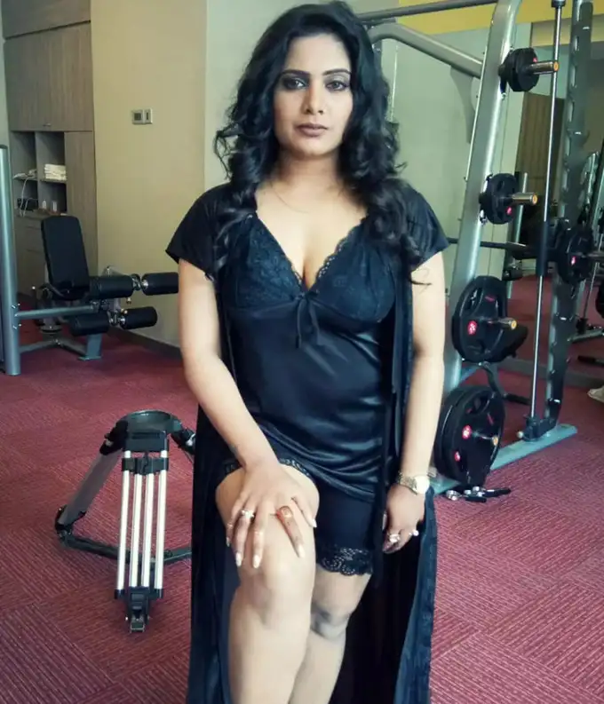 बोल्ड तस्वीरों से धमाल मचाती हैं कविता भाभी