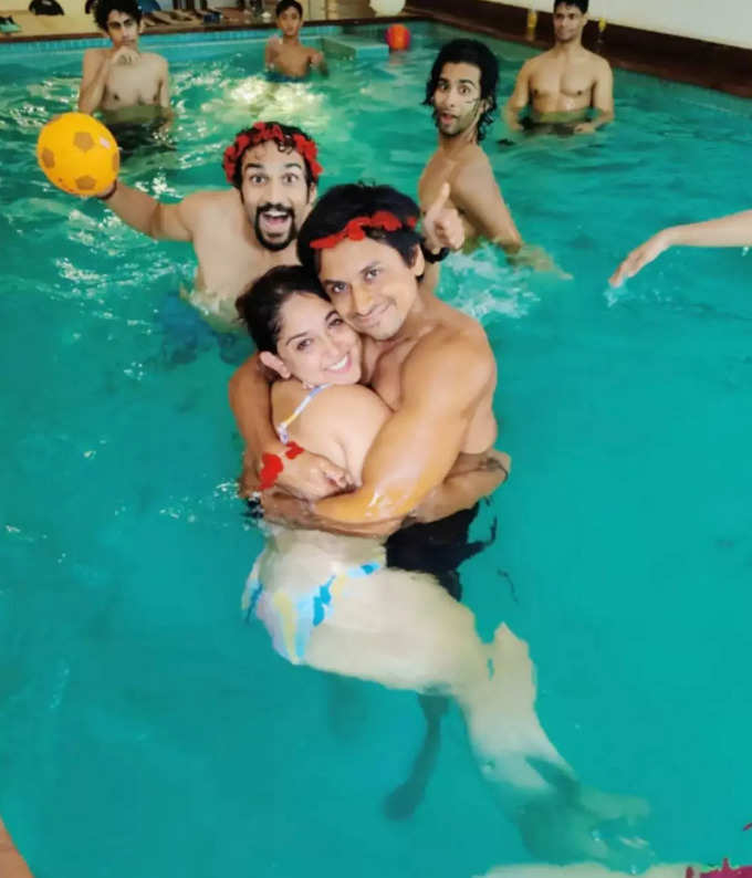 ira khan with boyfriend nupur in pool