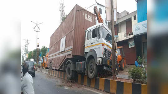 पुण्यात मालवाहू कंटेनरला अपघात; रस्त्यावर सकाळपासून वाहतूक कोंडी