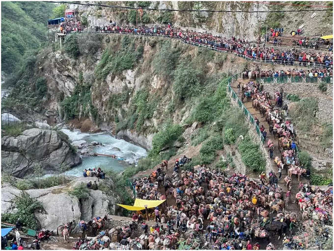 in-mass-level-devotees-are-gathering-in-chardham-yatra