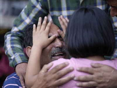 मत रो बाबा: दादा के आंसू पोछती बच्ची.. राहुल भट के घर के ये तस्वीर दिल चीर रही है 
