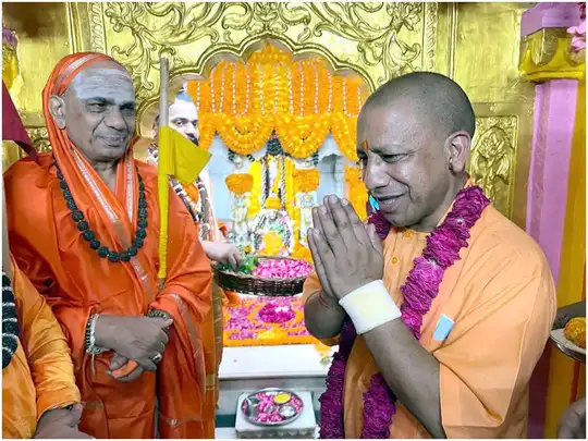CM Yogi participated in the program organized at Jangambari Math in Varanasi, said- Vasudhaiv Kutumbakam is the goal of all of us वाराणसी के जंगमबाड़ी मठ में आयोजित कार्यक्रम में शामिल हुए