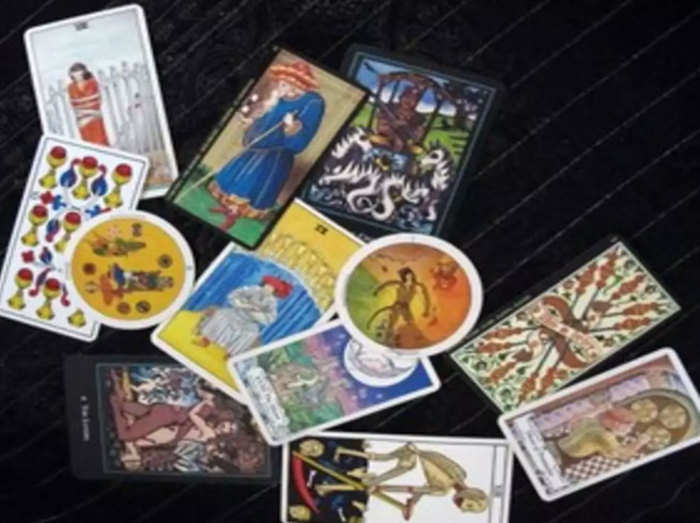 Tarot Horoscope टैरो राशिफल 13 मई 2022 : इन कार्ड्स वाले लेन-देन में बरतें सावधानी और वाद-विवाद से बचें