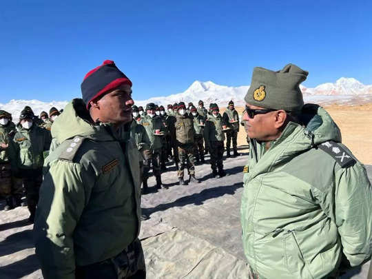 बॉर्डर से सटे लद्दाख के सबसे मुश्किल इलाकों में आर्मी चीफ का स्‍वैग, चीन को परेशान कर सकती हैं ये तस्‍वीरें 