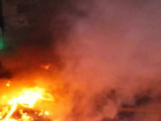 MP News: पिकअप से कुचलकर बच्ची की हुई मौत, गुस्साए लोगों ने वाहन में आग लगाकर ड्राइवर को जलाया 