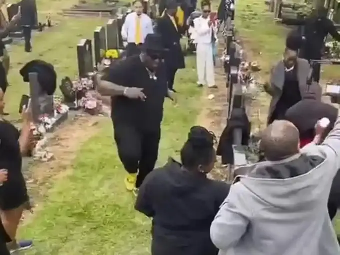 funeral turned into rave party video: जनाजे में गए लोगों ने क्रबिस्तान में  बजाए डीजे, वहीं झूमकर नाचने लगे, वीडियो भी आया सामने - Navbharat Times