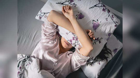 Astrology Remedies For Sleep : झोपताना 'या' गोष्टी आजूबाजूला ठेवणे अशुभ ठरते, अशी घ्या काळजी