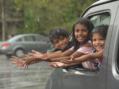 Delhi Rain Forecast: दिल्ली-NCR में तेज आंधी के बाद हुई बारिश से मौसम हुआ सुहाना, कई इलाकों में गिरे ओले, गर्मी से मिली राहत 