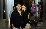 अरबाज खान की गर्लफ्रेंड ने बर्थडे पर पहने शॉकिंग कपड़े, शहनाज गिल ने केक खिलाकर गाल पर किया किस