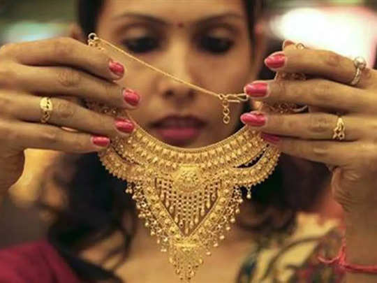 Gold Rate Today: நகை பிரியர்களுக்கு மெகா அதிர்ச்சி.. ராக்கெட் வேகத்தில் எகிறும் தங்கம் விலை! 