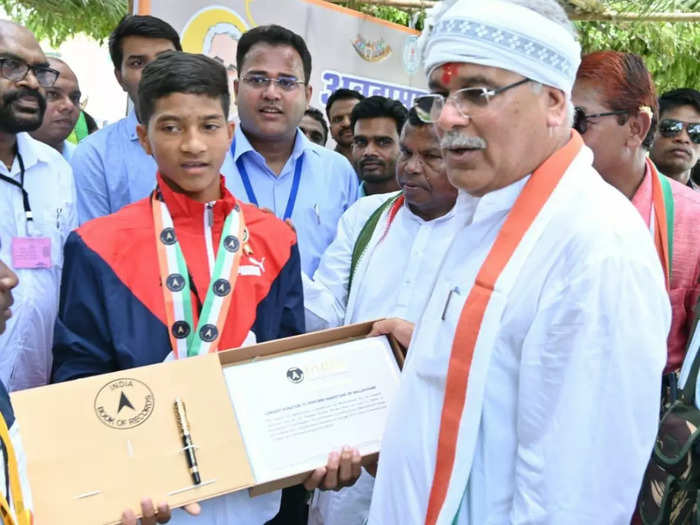 पिता को नक्सलियों ने गांव से भगाया, बेटा 12 की उम्र में बना मल्लखंभ का नेशनल चैंपियन, इंडिया बुक ऑफ रेकॉर्ड में नाम शामिल