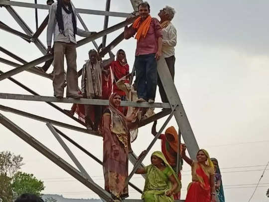 Satna News : मुआवजे की मांग को लेकर टावर पर चढ़े किसान, आंधी-पानी में भी नहीं डिगा हौसला 