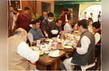 Amit Shah In Arunachal: सेना के जवानों संग केंद्रीय गृह मंत्री अमित शाह का बड़ा खाना, देखें तस्‍वीरें