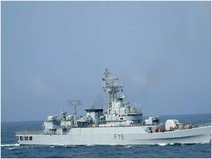 अभ्यास में दोनों नौसेनाओं के जहाज, पनडुब्बियां, समुद्री गश्ती विमान, लड़ाकू विमान, हेलीकॉप्टर हिस्सा ले रहे हैं।