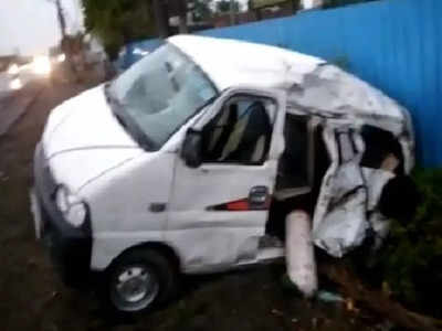 Noida Accident News: ग्रेटर नोएडा में रोडवेज बस ने कार में मारी टक्कर, मां और बेटी की मौत, 6 घायल 