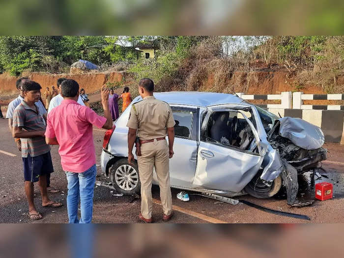 two lost lives and four others were injured in a head-on collision on the mumbai goa highway