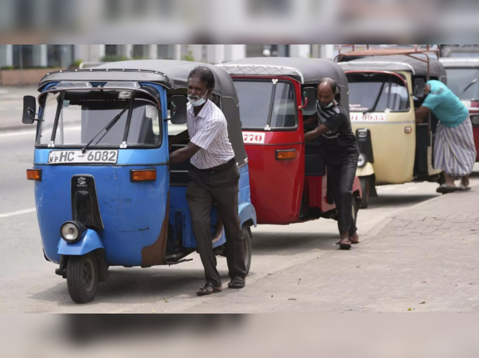 Sri Lanka Fuel Price Hike: ಶ್ರೀಲಂಕಾದಲ್ಲಿ ತೈಲ ದುಬಾರಿ!: ಲೀ. ಪೆಟ್ರೋಲ್ ದರ 420 ರೂ, ಡೀಸೆಲ್‌ಗೆ 400 ರೂ