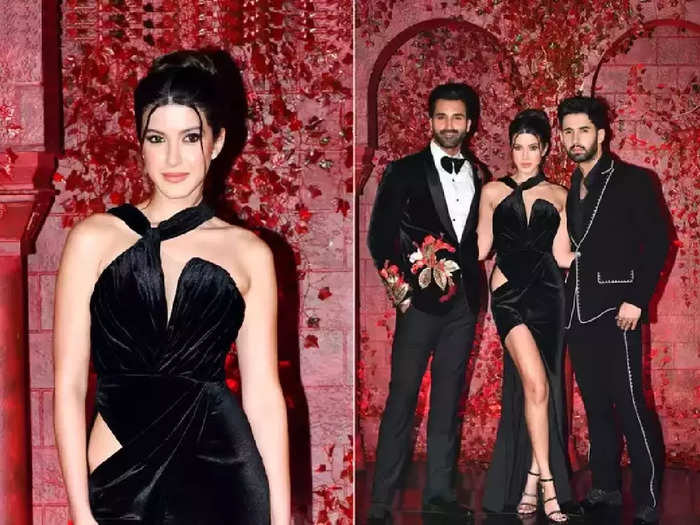 in karan johars grand birthday party shanaya kapoor come with black cut out gown at this time she looks very hot bold