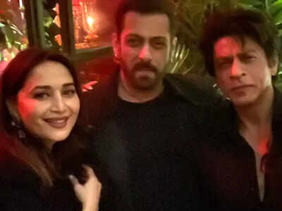 20 साल बाद एक फ्रेम में दिखे Salman Khan-Shahrukh Khan और Madhuri Dixit, खुशी में झूमे फैंस बोले- इससे खूबसूरत कुछ नहीं 