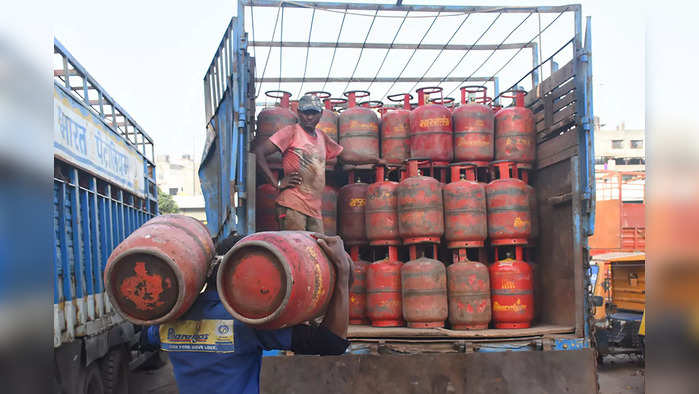 LPG Gas Price : आनंदाची बातमी, गॅस सिलेंडर १३५ रुपयांनी स्वस्त; वाचा नवे दर?