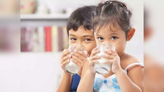 World Milk Day 2022 : लहान मुलांना दुधासोबत 'या' ५ गोष्टी कधीच देऊ नका, नाहीतर होतील वाईट परिणाम