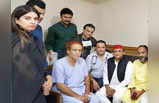 Azam Akhilesh Meeting: दिल्ली के अस्पताल में हुई अखिलेश और आजम की मुलाकात, देखिए खास तस्वीरें