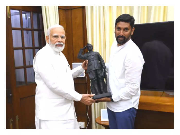PM Modi With sculptor Arun yogiraj