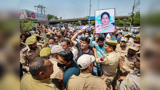 रक्त, अश्रू आणि आक्रोश