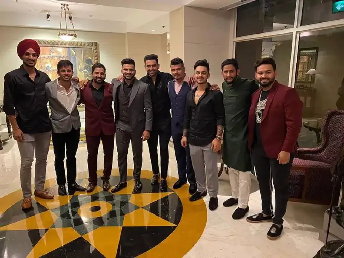 Deepak Chahar Reception: दीपक चाहर के रिसेप्शन में सज-धज कर पहुंचे भारतीय टीम के सितारे, देखें PHOTOS | indian cricketers attend deepak chahar reception in delhi - Navbharat Times Photogallery