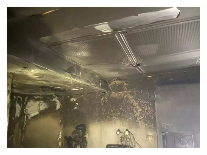 तस्वीर में साफ देखा जा सकता है कि आग की वजह से हॉस्पिटल के कमरे में सबकुछ जल गया है।