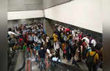 Delhi Metro Blue Line: पीक आवर्स में दिल्ली मेट्रो की ब्लू लाइन में आई तकनीकि खराबी, भगदड़ जैसी स्थिति 