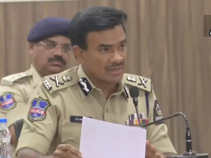 Hyderabad Gang rape: हैदराबाद गैंगरेप केस में 6 गिरफ्तारियां, AIMIM विधायक  के बेटे के खिलाफ भी केस दर्ज - hyderabad gang rape case 5 juvenile and one  major accused arrested | Navbharat Times