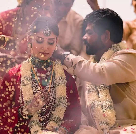 Nayanthara and Vignesh Shivan marriage photos of the married couple: लाल साड़ी में महारानी की तरह मंडप पहुंचीं नयनतारा, विग्नेश ने वरमाला उठाई तो दुल्हन ने की छेड़खानी