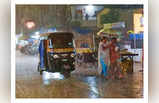 Mumbai RainFall: मुंबई समेत महाराष्ट्र के कई इलाकों में भारी बार‍िश, पेड़ उखड़े, देखें तस्‍वीरें
