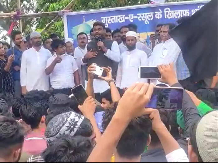 शांतिपूर्ण जुलूस को संबोधित करते विधायक अख्तरुल इमान शांतिपूर्ण जुलूस को संबोधित करते विधायक अख्तरुल इमान
