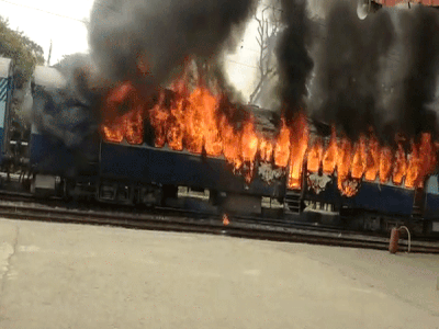 Agnipath Scheme Agitation: बिहार में अग्निपथ स्कीम के खिलाफ लगातार दूसरे दिन बवाल, आरा में आंसू गैस तो छपरा में ट्रेन में आग 