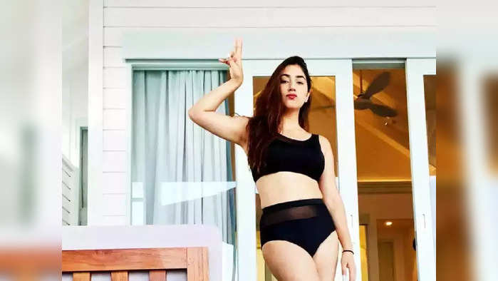 Disha Parmar bralette : छोटीशी पॅंट व ब्रालेट घालून दिशा परमारने फ्लॉन्ट केली सडपातळ कंबर, हॉटनेसपुढे सुर्यही फिका, बोल्ड फोटोज तुफान व्हायरल..!